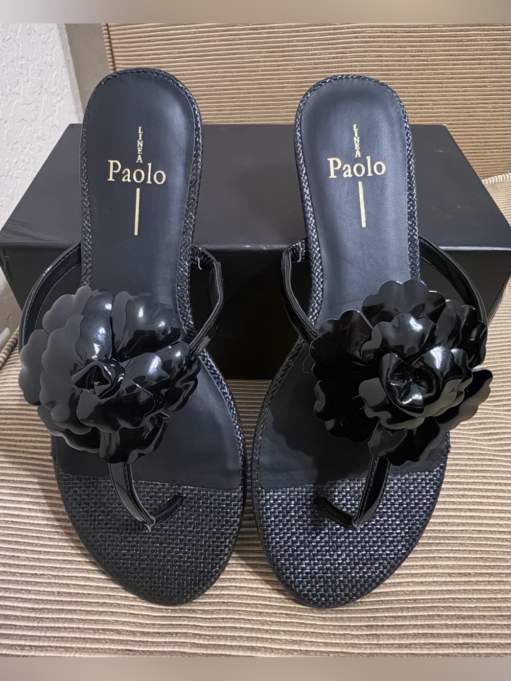NWT Linea Paolo Women’s Laurel Flower
Sandals - Size 8